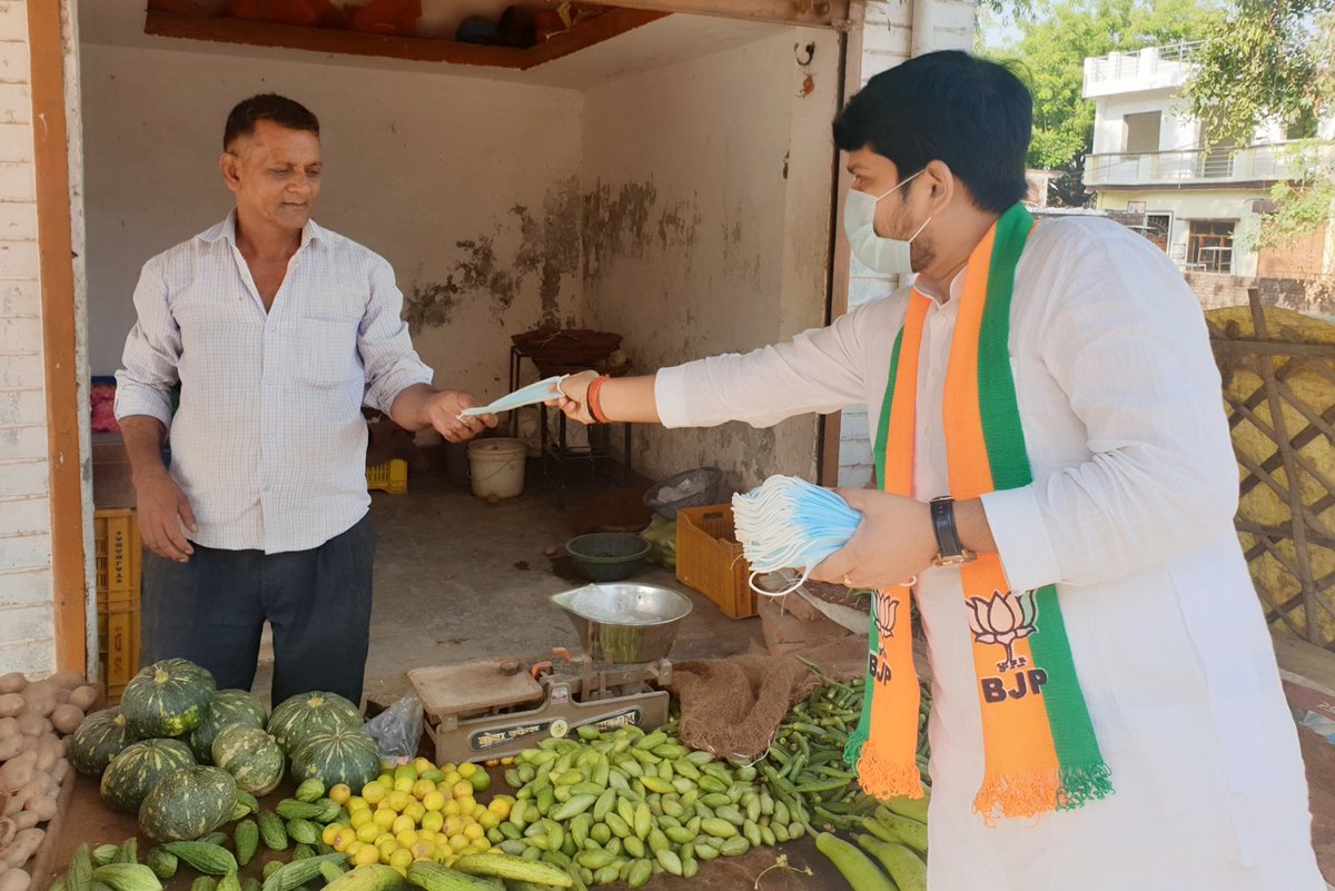 bjpAmanChauhan's tweet photo. आम जनमानस को मास्क एवं सैनेटाइजर
वितरण किया ।💐💐
#bjym4india #bjymcares #narendramodi #jpnadda #poonammahajan #bjp4up #bjym4up #yogiadityanath #swatantradevsingh #sunilbansal #subhashyaduvansh https://t.co/APLtAemPCQ