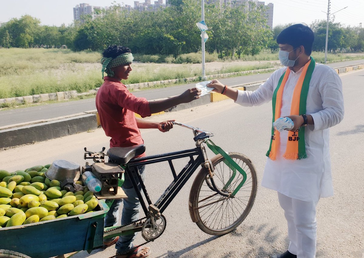 bjpAmanChauhan's tweet photo. आम जनमानस को मास्क एवं सैनेटाइजर
वितरण किया ।💐💐
#bjym4india #bjymcares #narendramodi #jpnadda #poonammahajan #bjp4up #bjym4up #yogiadityanath #swatantradevsingh #sunilbansal #subhashyaduvansh https://t.co/APLtAemPCQ