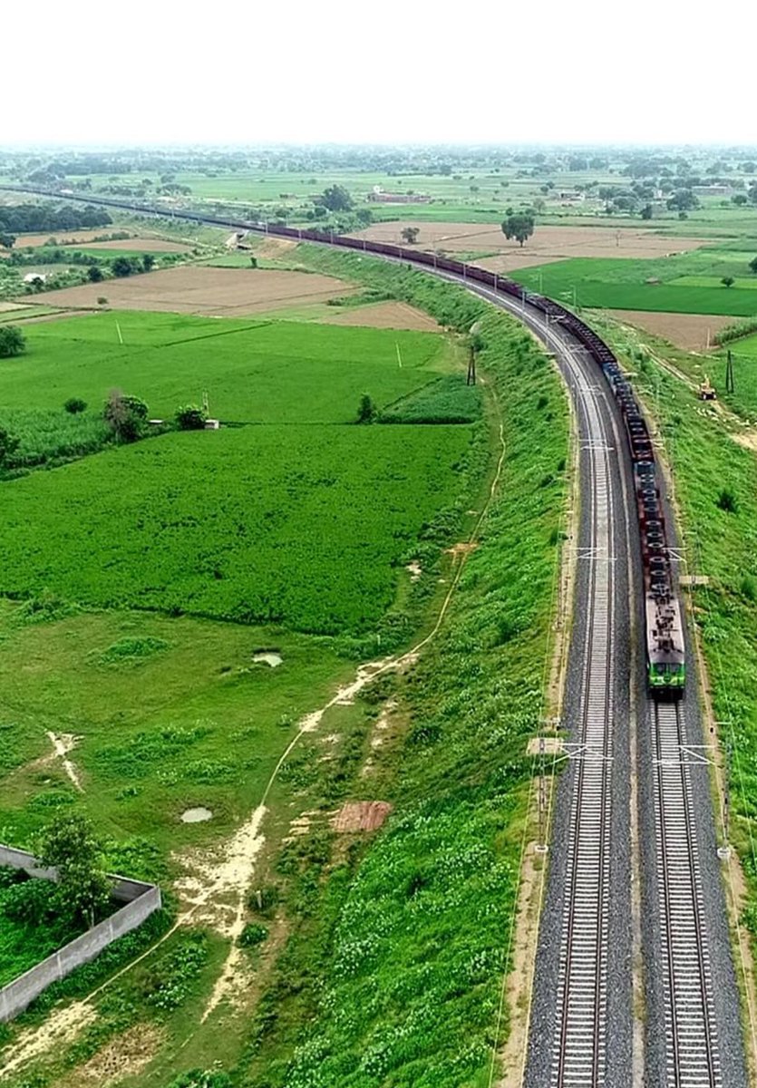 dfccil_india's tweet photo. Drone view of first Heavy Haul Train run on EDFC's 194 km Bhadan - Khurja section on 14.09.2019 https://t.co/fLXR74u9U6