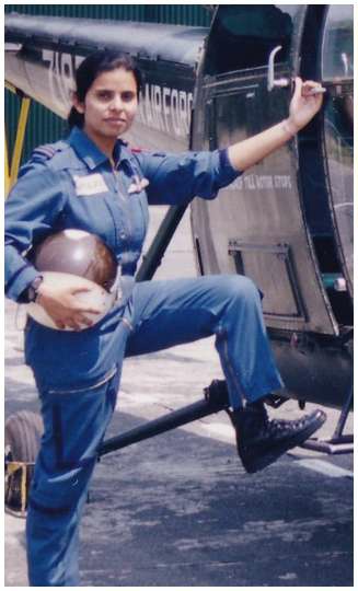 #GunjanSaxsena was included in the first batch of women IAF trainee pilots in 1994! 

In a near death experience her Cheetah helicopter fortunately missed a missile fired by the Pak Army 🙏🏻

She was given responsibility to  identify Pak’s positions in the war zone

#TheKargilGirl