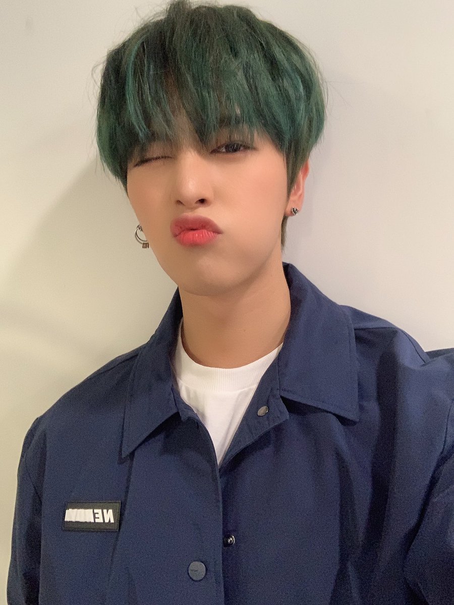 omnieuus's tweet photo. 【ONEUS 日本語訳】
[#レイブン]
🌹🔥 僕らのお月様達に直接会えなくてとても残念なグリーンジョ(グリーンの髪+ヨンジョ) https://t.co/Yhtt9TVNyr