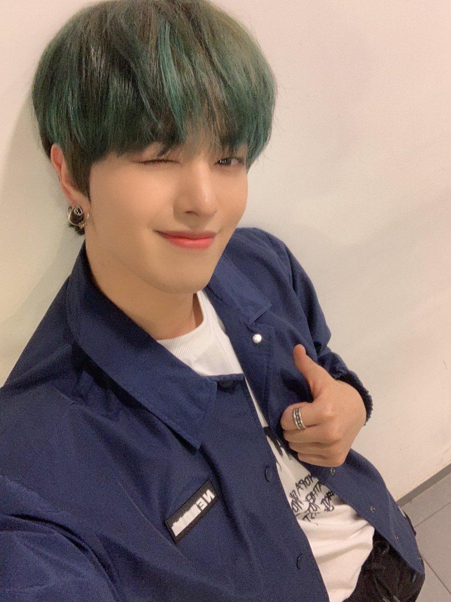 omnieuus's tweet photo. 【ONEUS 日本語訳】
[#レイブン]
🌹🔥 僕らのお月様達に直接会えなくてとても残念なグリーンジョ(グリーンの髪+ヨンジョ) https://t.co/Yhtt9TVNyr