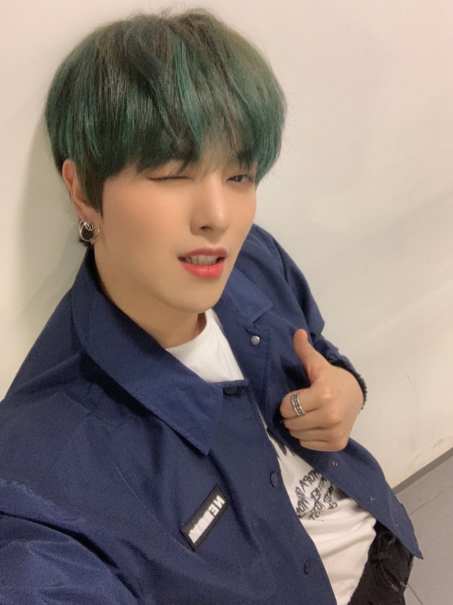 omnieuus's tweet photo. 【ONEUS 日本語訳】
[#レイブン]
🌹🔥 僕らのお月様達に直接会えなくてとても残念なグリーンジョ(グリーンの髪+ヨンジョ) https://t.co/Yhtt9TVNyr