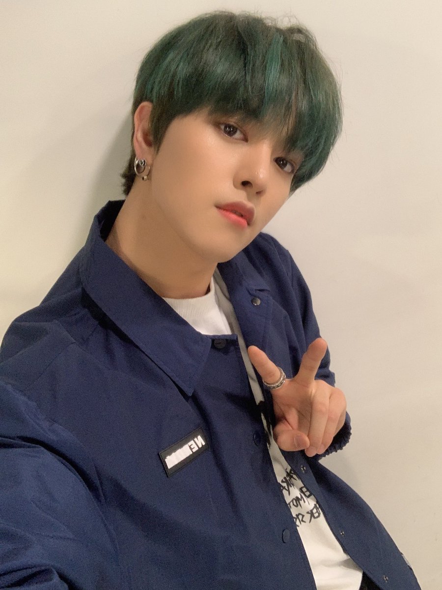omnieuus's tweet photo. 【ONEUS 日本語訳】
[#レイブン]
🌹🔥 僕らのお月様達に直接会えなくてとても残念なグリーンジョ(グリーンの髪+ヨンジョ) https://t.co/Yhtt9TVNyr