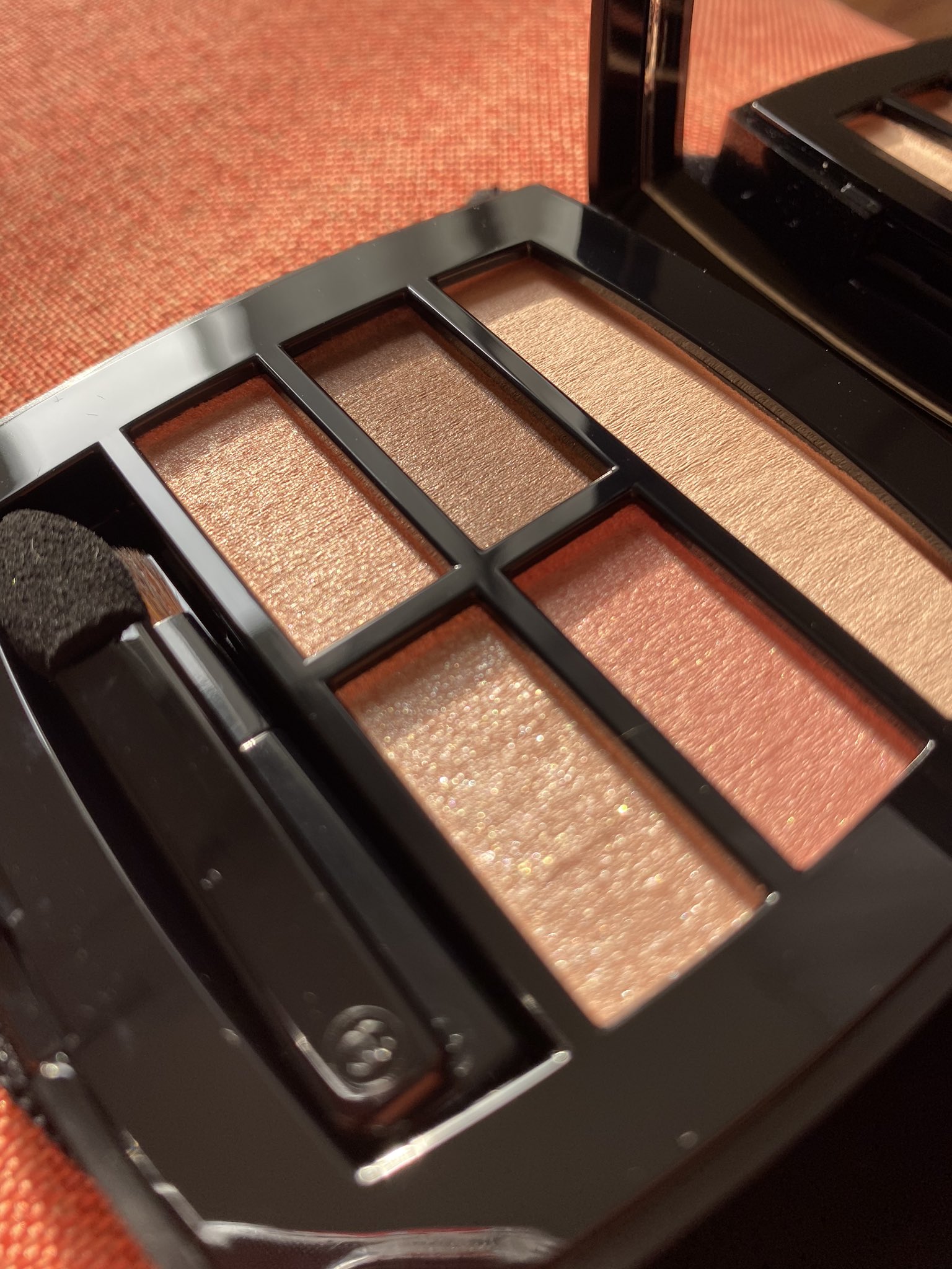 しいな イエベ春 Chanel レベージュパレットルガール ウォーム ピンク がかったマットベージュ 王道ながらさりげなくラメ入のブラウン シルキーなコーラルピンク 艶々なベージュ 最後にアイボリー系キラキララメ これでもかというくらいのイエベ春大勝利