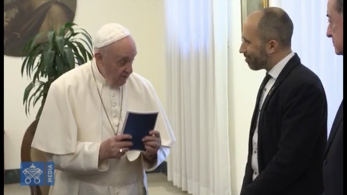junqueras's tweet photo. El futur alcalde de Manresa, en @marc_aloy, li va fer entrega del meu llibre “Reflexions des de Lledoners” al Papa Francesc. https://t.co/1hzRij6UKs