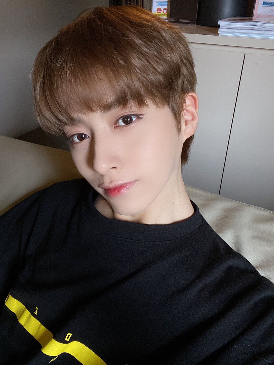 omnieuus's tweet photo. 【ONEUS 日本語訳】
[#シオン]
コミのファン シオン笑 シオンのファンのコミ笑 狭い隅っこに入ってきて寝るコミㅠㅠ💕 これからも僕らは最高の友人だよ コミㅠㅠ 今度はコミと写真撮ることに成功!!! 結論は今日もとっても愛してるよ 超最高の友人で僕の愛するお月様達🌎❤️🌙 https://t.co/VajN5oQFY8
