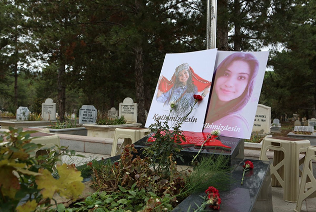 Henüz daha çok sevdiği mesleğinin 8. ayında, 22 yaşında gencecik bir öğretmendi;
Çok sevdiği öğrencilerine doyamadan hain terör örgütü PKKnın teröristleri tarafından 3 yıl önce bugün şehit edildi 
#AybükeYalçın

Aybüke öğretmeni ve tüm şehitlerimizi rahmet ve minnetle anıyorum.