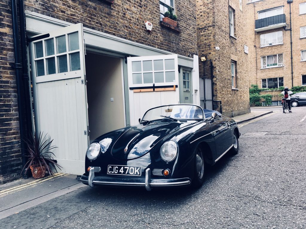 #TuesdayTreat is the tucked in around Marylebone. Love the Mews around here, there’s always a secret delight.

For the curious it’s a vintage Porsche 356

#mylifeinpictures #london #explore #cycling #vintagecars