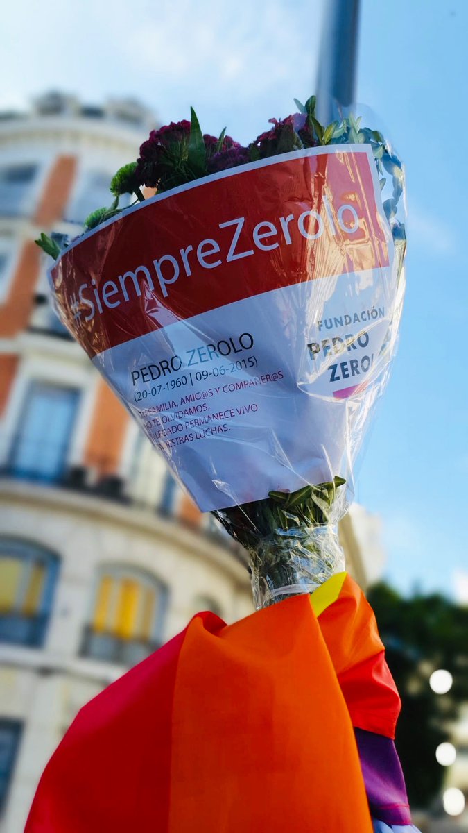 CarlaAntonelli's tweet photo. Hace 5 años ya de aquella larga noche de la q nunca hubiéramos querido despertar, 5 años sin el compañero #PedroZerolo y un legado de respeto, DDHH y diversidad, hoy, al igual que ayer y que tú, seguiremos gritando libertad y defenfiendo derecho a nuestra propia identidad  🌈✊ https://t.co/EcxRcwleLu