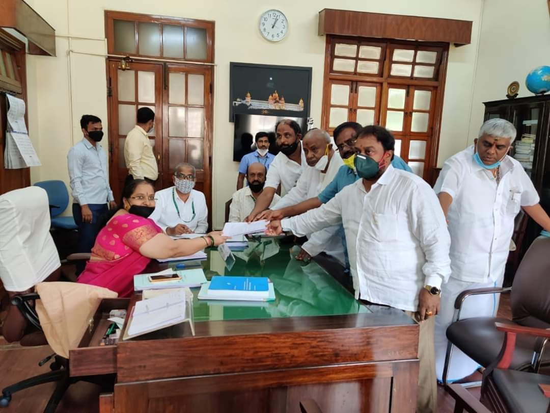 ಮಾಜಿ ಪ್ರಧಾನಿ ಹೆಚ್.ಡಿ.ದೇವೇಗೌಡರು
<a href="/H_D_Devegowda/">H D Devegowda</a> ಇಂದು  ರಾಜ್ಯಸಭೆ ಅಭ್ಯರ್ಥಿ ಯಾಗಿ ನಾಮಪತ್ರ ಸಲ್ಲಿಸಿದರು.