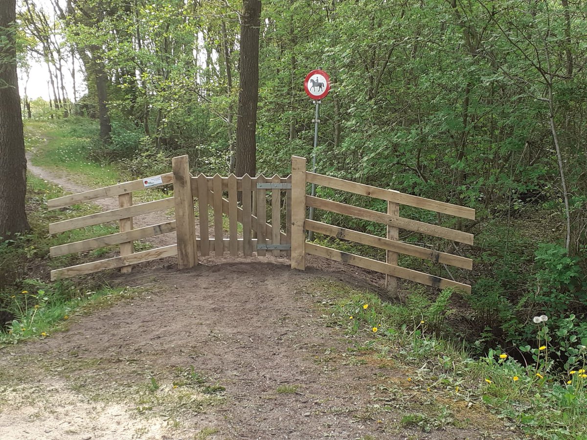 Voor Vitens onderhouden wij de paden in het Ritskebos in Burgum. Enkele klaphekken waren aan vervanging toe. We hebben deze vervangen door Eikenhouten klaphekken.
