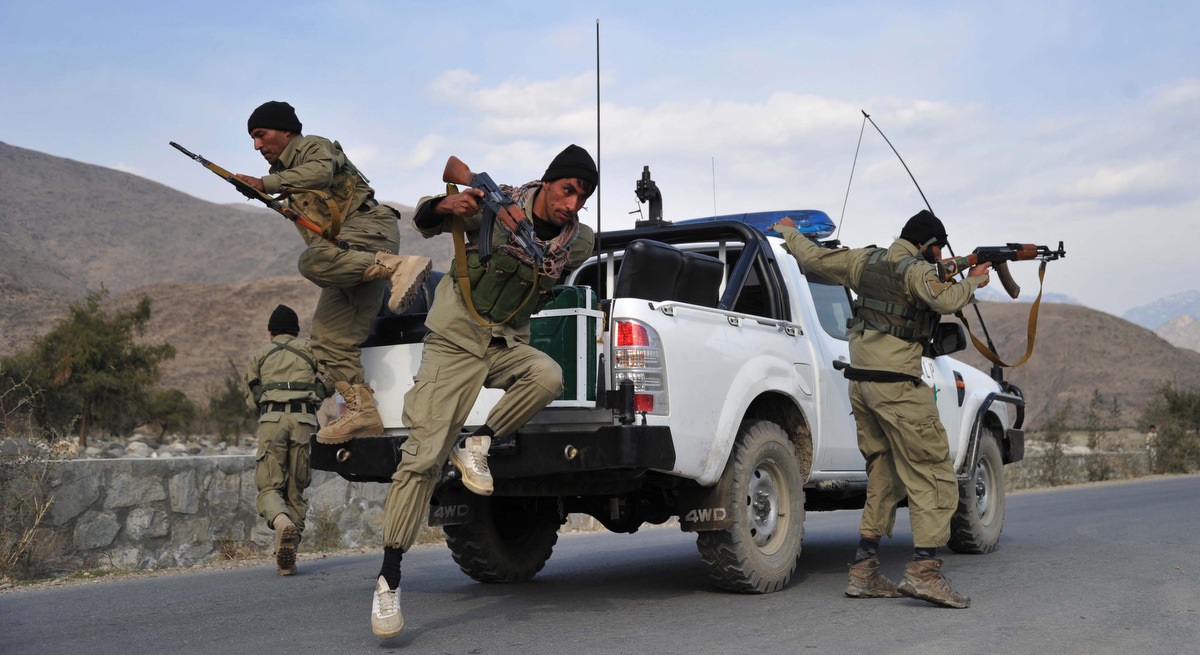 ArianaNews_'s tweet photo. A public policeman was killed after the Taliban militants stormed a security outpost in the #Shinwar district of #Parwan province on Monday midnight and lasted for three hours, a source said.
#Afghanistan #Parwan #Taliban https://t.co/rZbO1j0Ffp