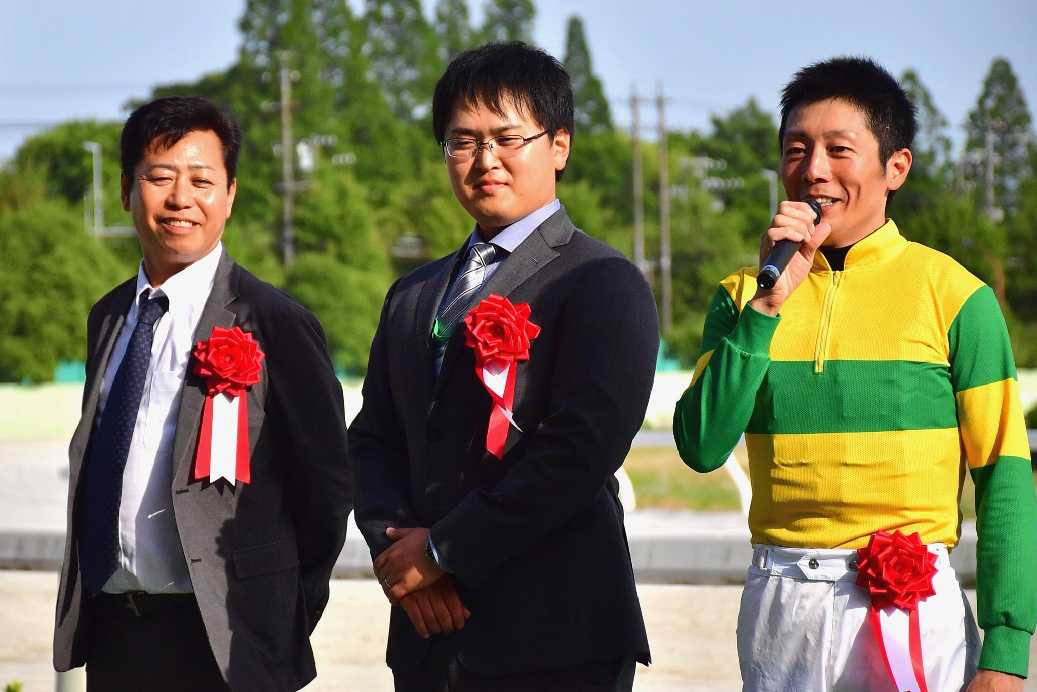 笠松競馬場 井上孝彦 先生の下でデビューして やっと恩返しすることが出来ました 先生をダービートレーナーにすることができて本当に嬉しいです これからも引退するまで井上先生とともに頑張っていきます 佐藤友則騎手のコメントを聞く井上孝彦調教
