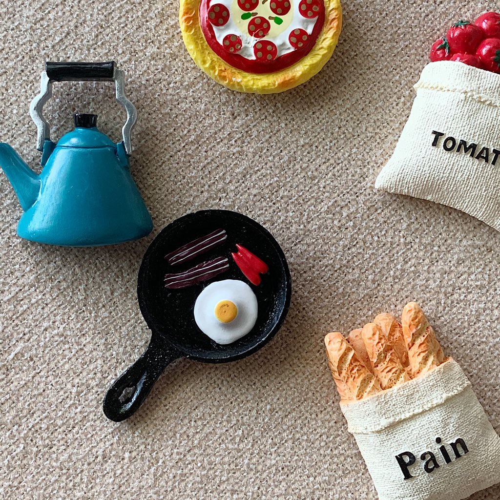 ไม่รู้จำกันได้ไหมที่เราเคยลง magnet จิ๋วของร้าน saijaegunhouse ได้ของมาแล้ว จะบอกว่าน่ารักจริงๆ แล้วมันก็ไม่ได้เล็กจิ๋วขนาดนั้นก็ใหญ่อยู่น้าชอบมากๆเลยอะ เอาไปติดตู้เย็นหลายๆชิ้นคือน่ารักสุด 🍅🥖🍳🍕 เค้าขายแยกด้วยอันละ 59 บาทน้า รับประกันความน่ารัก ชอบมะเขือเทศกับขนมปังเป็นพิเศษ