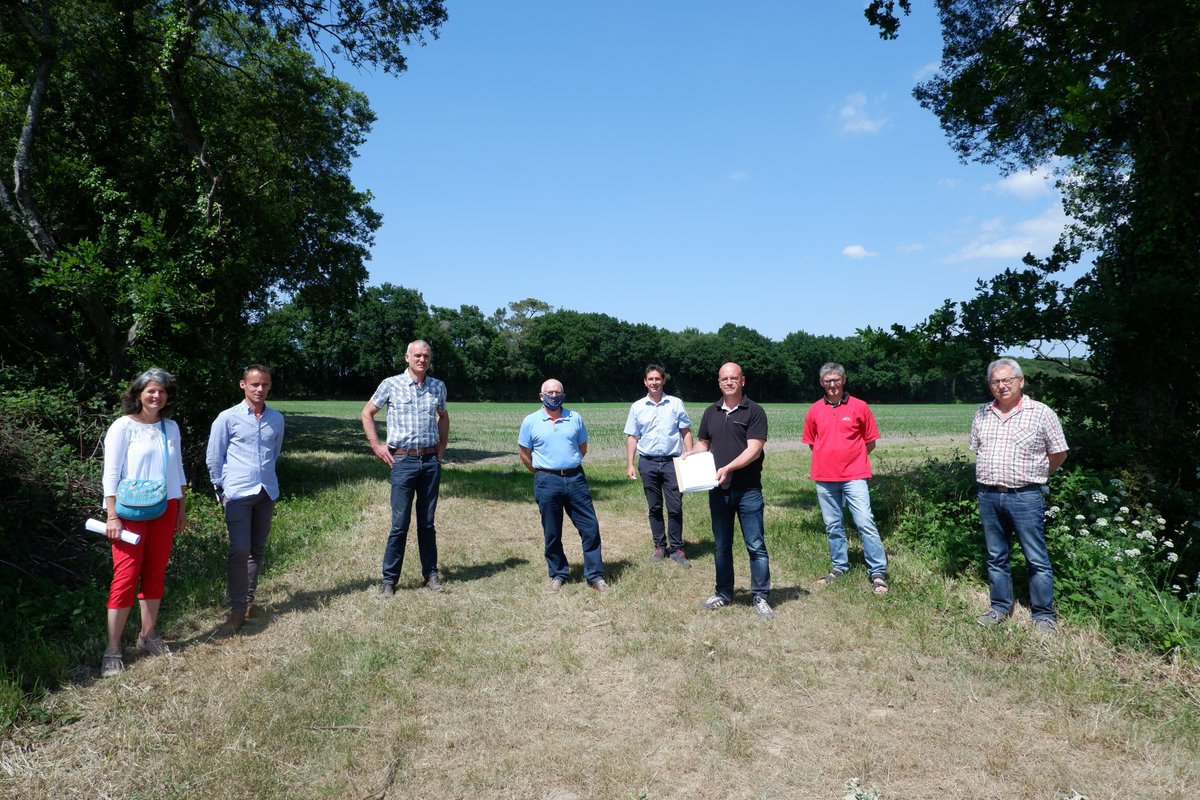 Signature de notre premier #contrat de Prestation de Service Environnemental avec <a href="/cmarkea/">Crédit Mutuel Arkéa</a> ! Nous sommes fiers de ce projet qui fédère des acteurs de territoire pour préserver durablement les richesses de notre patrimoine commun. #PSE #RSE #Zoneshumides 
➡️urlz.fr/cTbF