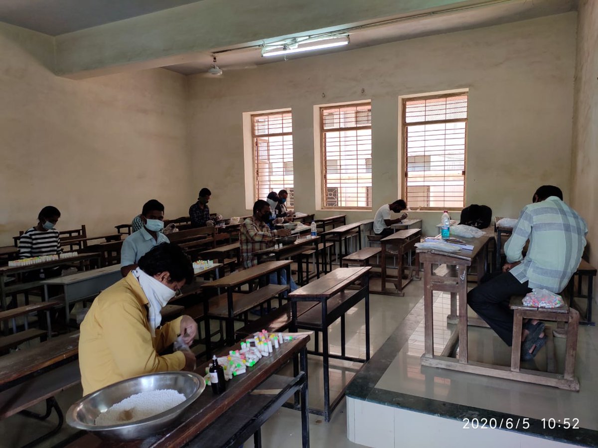 MaharashtraNSS's tweet photo. M. J. College NSS Volunteers and professors, with the help of the district Admin and the Red Cross Society, helped fill the boxes of homeopathic pills called Arsenic Album. A total of 1 lakh 54 thousand such boxes were filled by volunteers.@CMOMaharashtra @PMOIndia @_NSSIndia https://t.co/MVa3Mt69lv