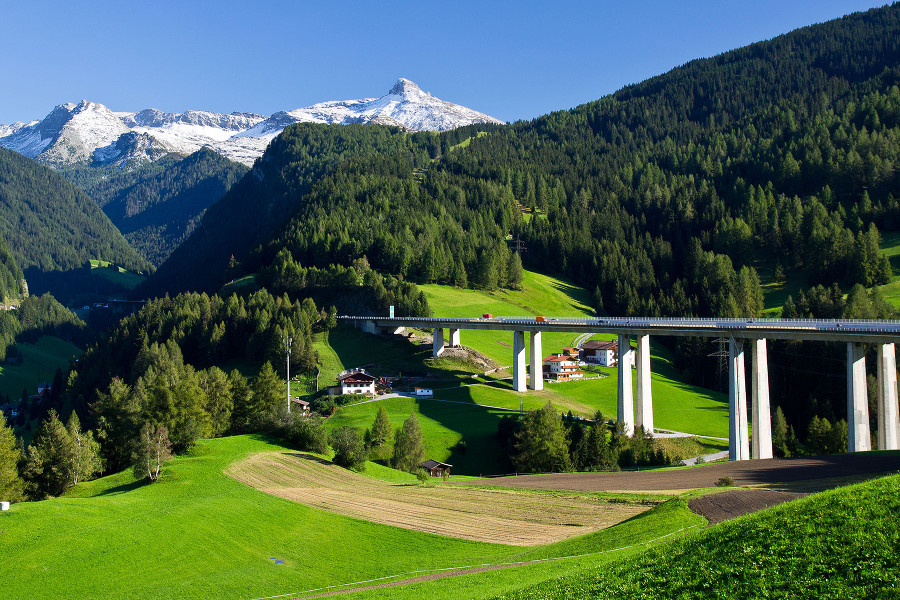 gardaseesocial's tweet photo. Österreich stellt Grenzöffnung nach Italien für Mitte / Ende diese Woche in Aussicht, eventuell erst für einzelne Regionen. Expertengespräche laufen. Für Deutsche Urlauber läuft der Transit von und nach Italien bereits seit dem 3. Juni reibungslos. https://t.co/5d7Ula4nDD https://t.co/HSuegYZIuh