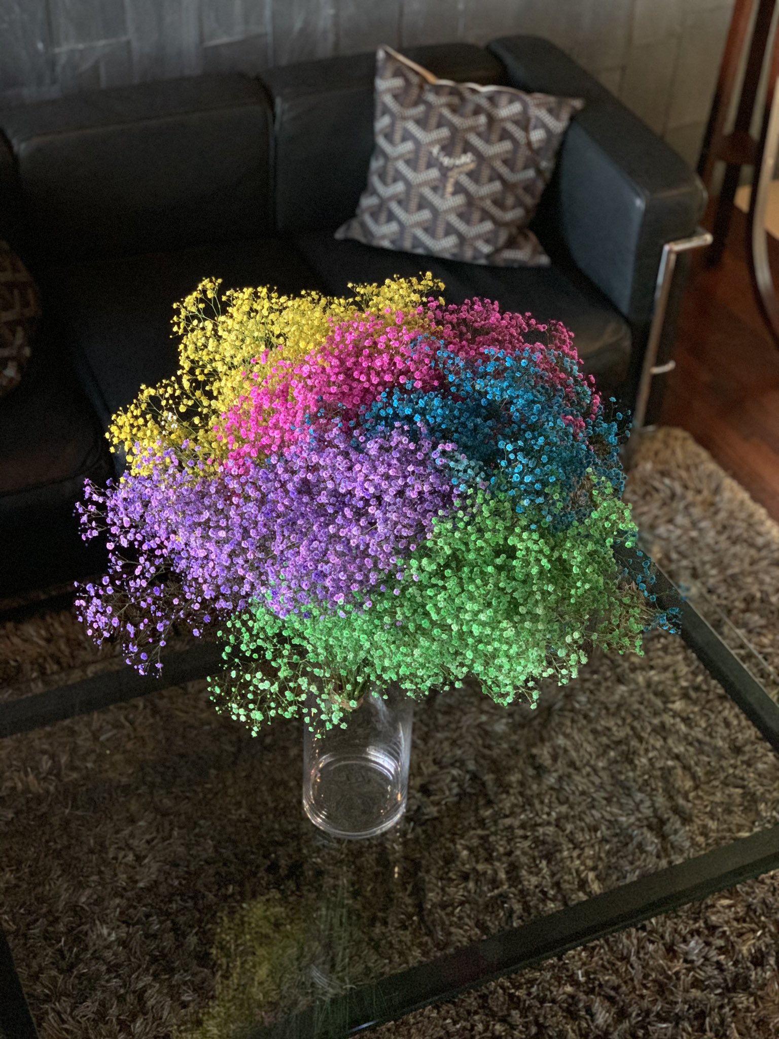 ローズショップ かすみ草 英語名 Baby S Breath 直訳すると 赤ちゃんの吐息 和名での かすみ草 が 咲く姿が少しおぼろげで 春先の霞んだ様子に似ている という事が由来 レインボーかすみ草の花束 T Co Olms2vhhtg T Co