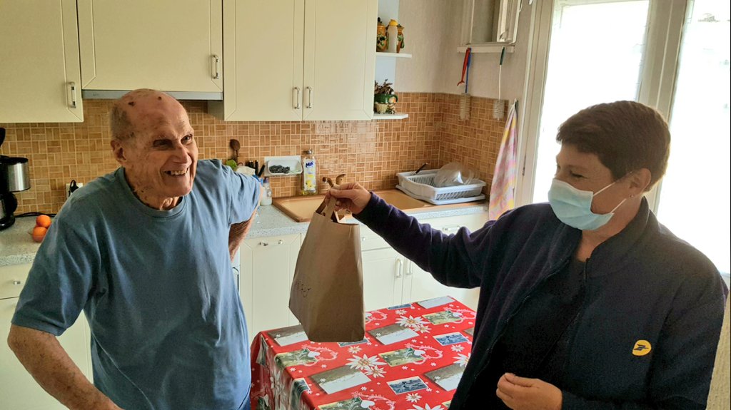 LPNews_OCC's tweet image. Tous les jours, Agnès, factrice, effectue la livraison de 23 repas, préparés par un traiteur, sur la zone de #Nimes.

Un service apprécié par les convives, qui permet le maintien à domicile des personnes âgées !

#SimplifierLaVie #PortageDeRepas #Proximite