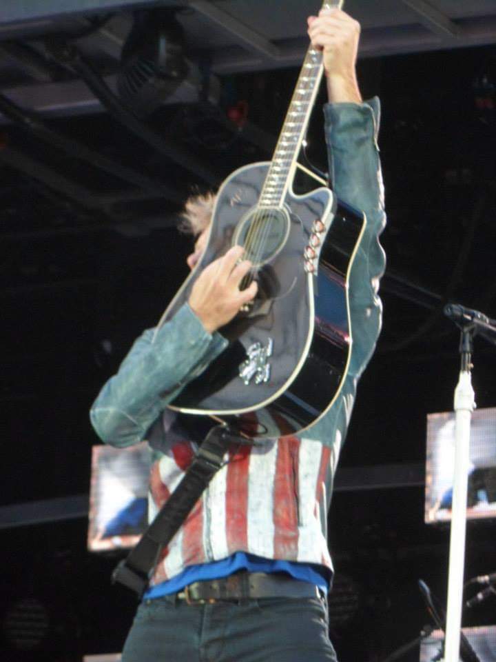 JoviGirl_1980's tweet photo. #BonJoviMemories π #BonJovi #Manchester2013 @BonJovi @jonbonjovi https://t.co/GVwyQlwJbr