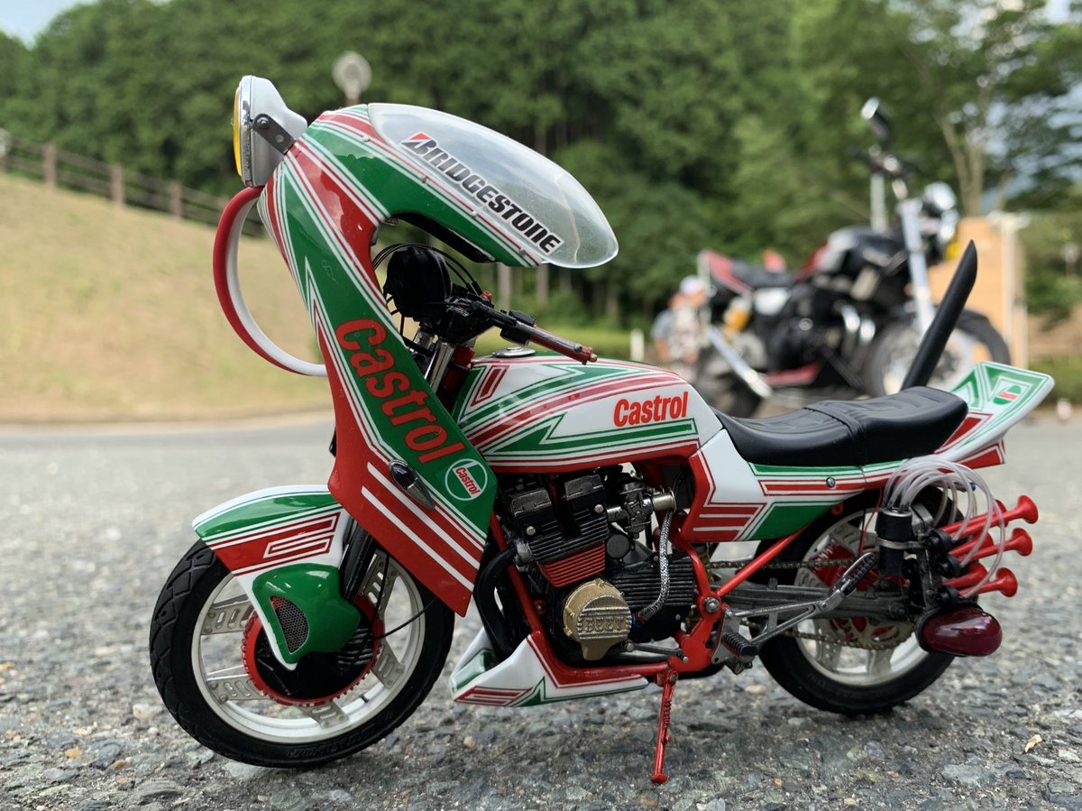 07fRev's tweet photo. アオシマ1/12
CBX400Fカストロール仕様完成🔥
色んな所に拘って製作いたしました（笑）
やっぱりこの形がカッコいい🙆‍♂️
#アオシマ
#CBX400F
#俺のマシン
#福岡仕様 https://t.co/nZWX8gQcOn