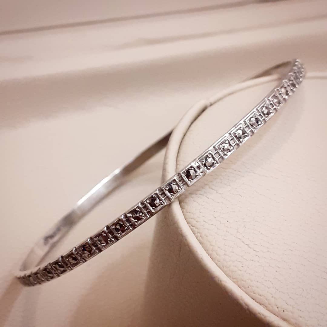 Montecassiano's tweet photo. ntigua esclava de estilo #artdeco realizada en plata 900 con engarce de marquesitas. Década de 1930.

Disponible en nuestra tienda Online 
https://t.co/gKWV5CZ4q3

#vintagejewelryforsale #vintage #antiquejewelryaddiction #antiquesjewelery #artdecojewelry #artdecojewelrylovers https://t.co/MARVh7MDNP
