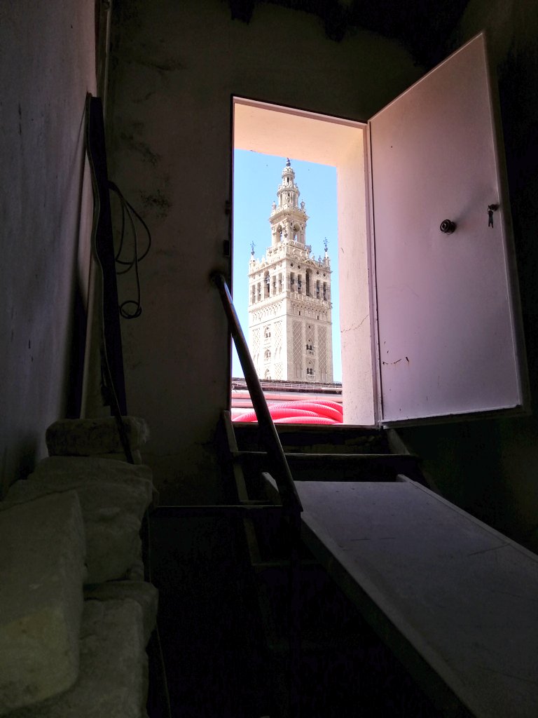 La magia de Sevilla es que hasta la salida de un bajo cubierta puede ser espectacular.