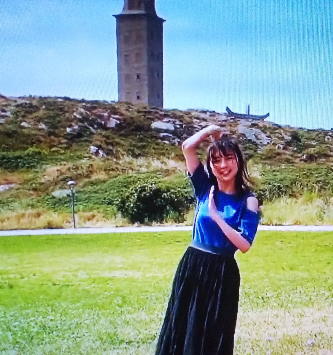ふる どうでしょう藩士 A Twitter 真野恵里菜さんが恋ダンスを踊っていたのは スペインのア コルーニャの ヘラクレスの塔 調べてみると ヘラクレスの塔 後ろの塔 はとんでもない建物で 1900年前にローマ帝国が建設した灯台 現在も現役で世界遺産