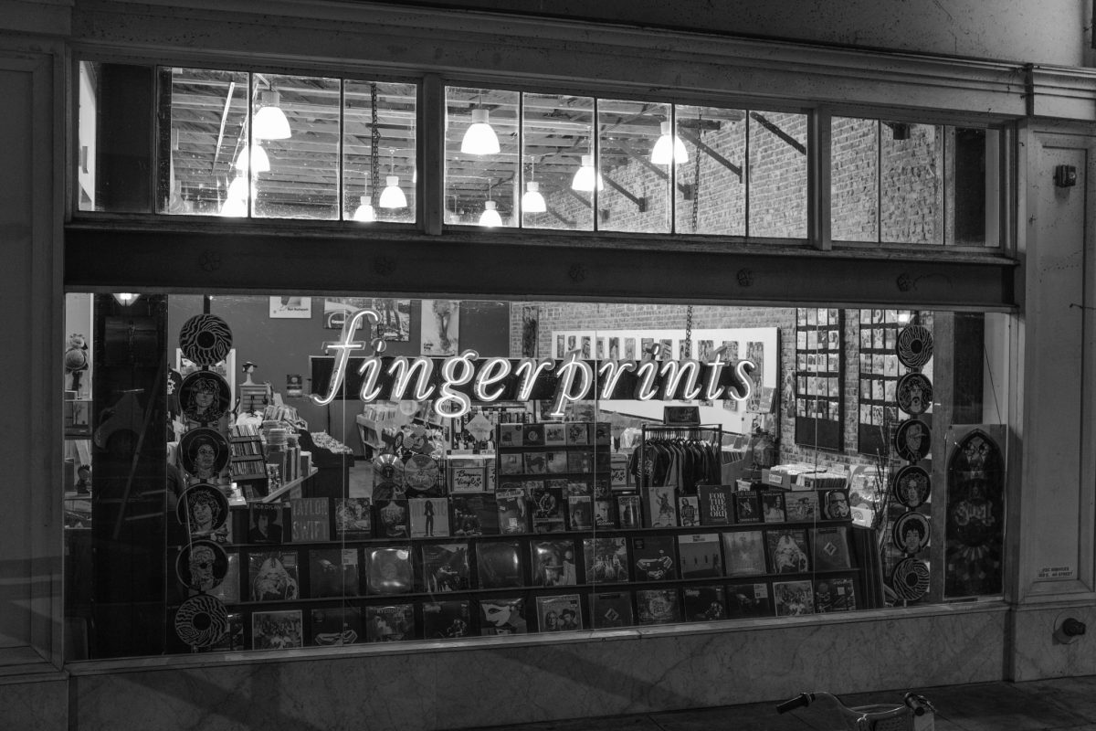 Hoy nos dirigimos a Long Beach, California, a @fingerprintslb, una legendaria tienda de discos.

Estamos ansiosos por escuchar lo qué compartirán hoy en vivo a las 3PM en Argentina, 11AM PT // 2PM ET / En → bit.ly/3fK77ZH