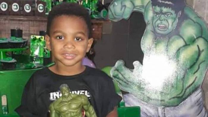 Triste! Menino de 4 anos é morto a tiro na própria festa de aniversário no Rio; Polícia investiga três versões bit.ly/2XNRLvW (📸: Reprodução/Arquivo Pessoal)
