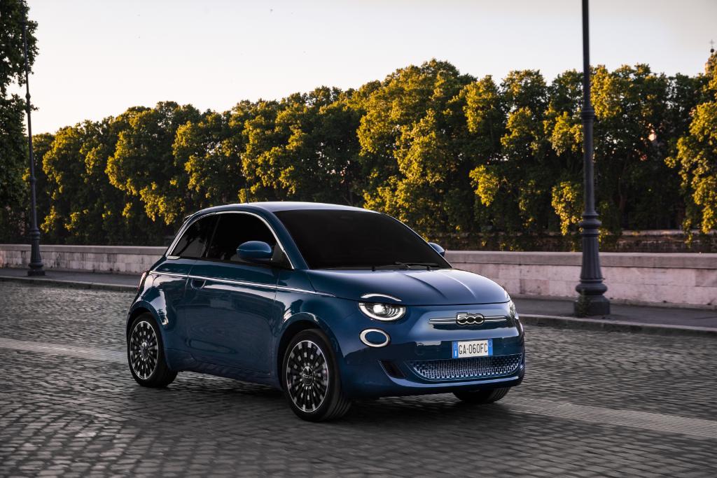 Fiat_es's tweet photo. El coche urbano de la próxima generación expande su línea con una nueva carrocería: el nuevo Fiat 500 eléctrico "la Prima" ahora disponible en versión Hatchback.

Descubre más: https://t.co/HhBgYoGn5F

#New500 #Pure500 #InspiringChange https://t.co/9xwqmhADMt