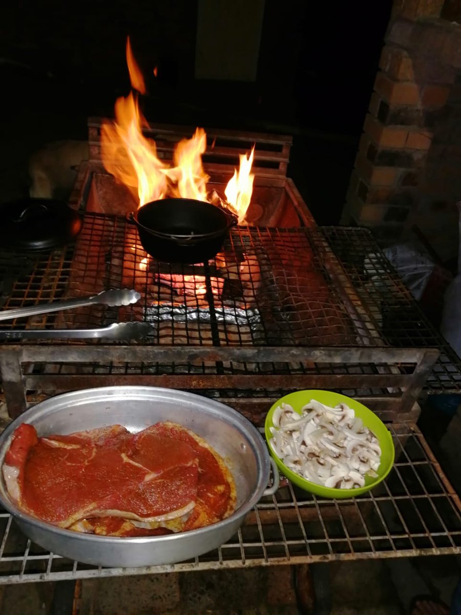 Getting ready for the BBQ.

#SmokeyOliveWood #Spain #Kokko #Kokko.net <a href="/quefresco/">QueFresco!</a> <a href="/FrescoQue/">Que Fresco</a> #FrescoQue  #andi_grillt #foodporn #grill #grilling #bbqporn #beef #barbecue #deliciousfood #foodie #grillen #steak #instabbq #foodblogger