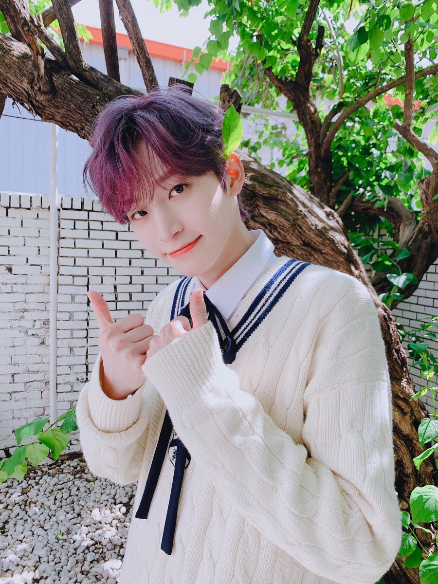 CRAVITY_twt's tweet photo. 러비티~🤩 오늘은 정모 차례였대요~🎺🎺
기념으로 짜잔🥳 러비티를 위한 새로운 배경화면~🎁
#크래비티 #정모 #배경화면_시리즈 #전신은_커밍순 https://t.co/X9GnvgW6un