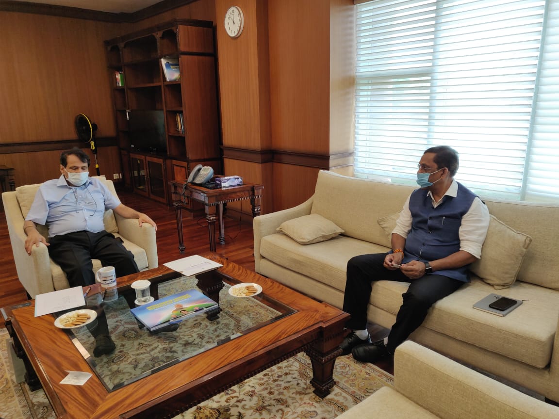 sureshpprabhu's tweet image. Nice meeting with Shri Anil Srivastava, Senior Advisor, NITI Aayog.Our transportation planning now will have to integrate challenges posed by COVID19
