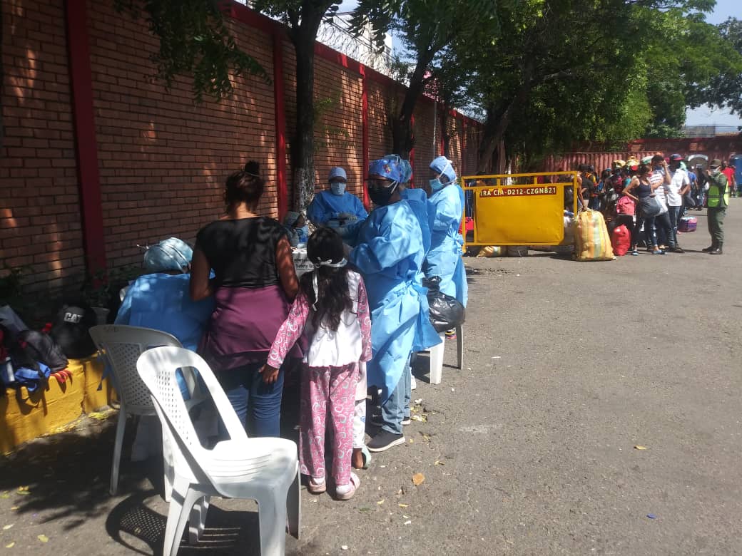 BermudezJoseA's tweet image. .@PartidoPSUV desde la GMAS a través de su Coordinador @BermudezJoseA, reconocemos el comportamiento del pueblo tachirense, por el cumplimiento de la cuarentena y las medidas preventivas adoptadas para evitar contagios en sus diferentes sectores y comunidades.
#TodosSomosClap