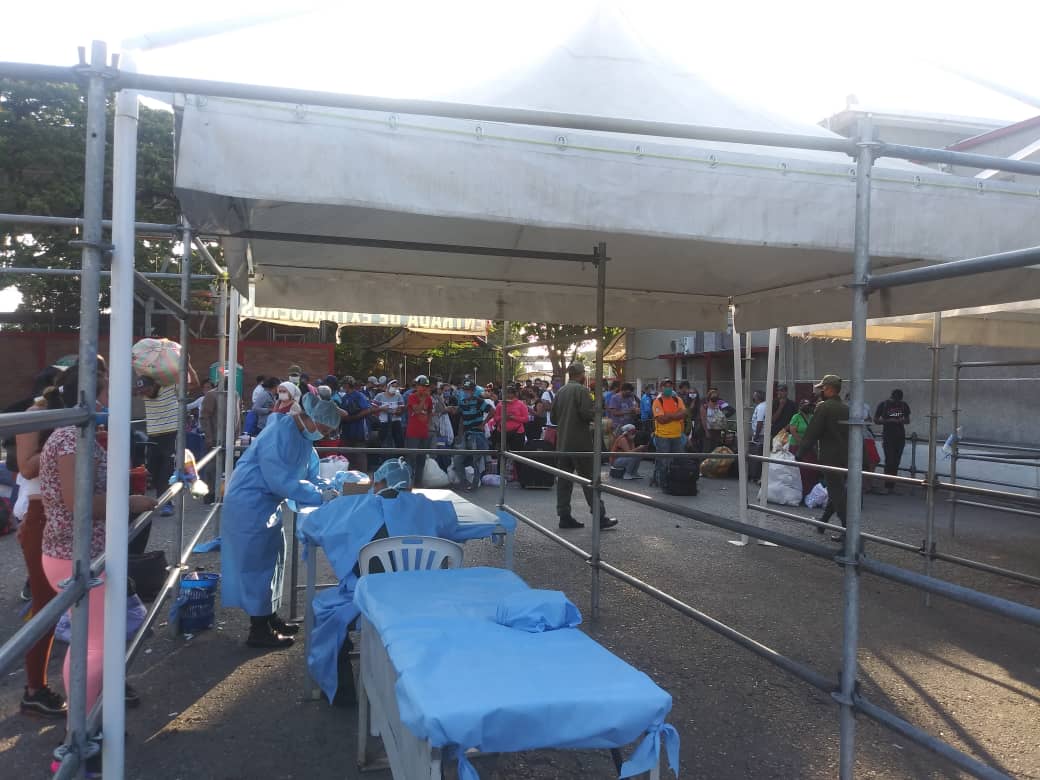 BermudezJoseA's tweet image. .@PartidoPSUV desde la GMAS a través de su Coordinador @BermudezJoseA, reconocemos el comportamiento del pueblo tachirense, por el cumplimiento de la cuarentena y las medidas preventivas adoptadas para evitar contagios en sus diferentes sectores y comunidades.
#TodosSomosClap