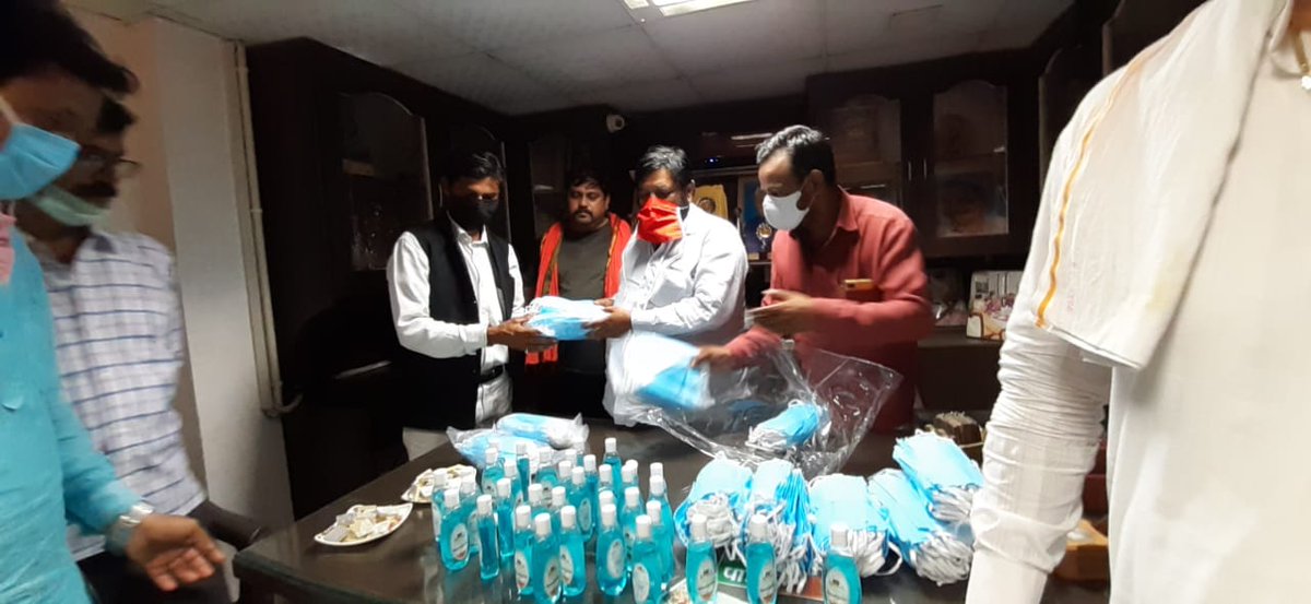 mp_kaushal's tweet photo. विधानसभा बीकेटी क्षेत्र के सभी मंडल अध्यक्षों को बूथ वाइज सैनिटाइजर व फेस कवर उपलब्ध कराया व क्षेत्र में सभी लोगों को आवश्यक सावधानी रखने व आवश्यक कार्यों हेतु ही सोशल डिस्टेंसिंग को ध्यान में रखते हुए बाहर निकलने व चेहरे को ढके रहने के लिए जागरूक करने को कहा। @sunilbansalbjp https://t.co/joNuuiitcQ