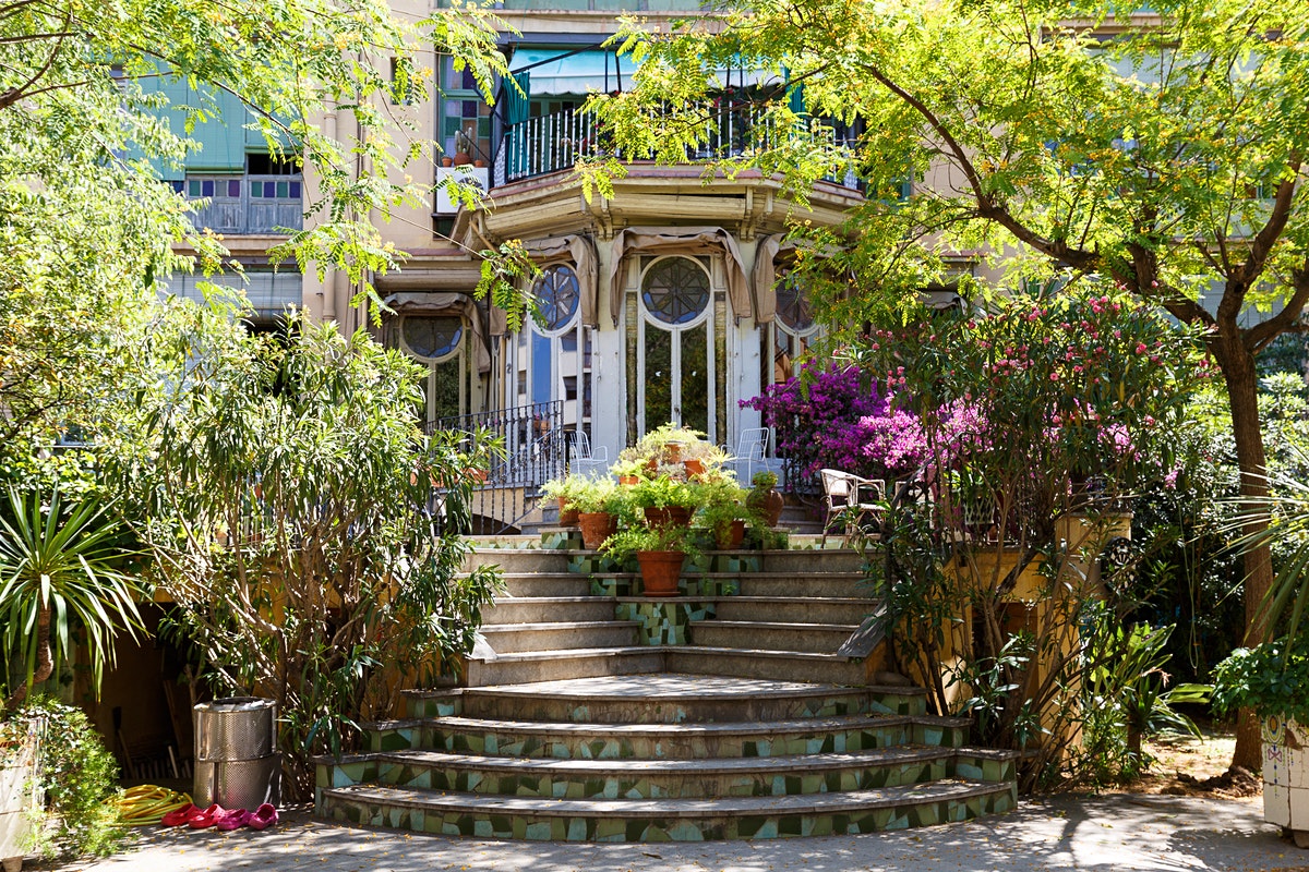 Love Killing Eve? Rent Villanelle's Barcelona apartment on Airbnb dlvr.it/RYHh2z