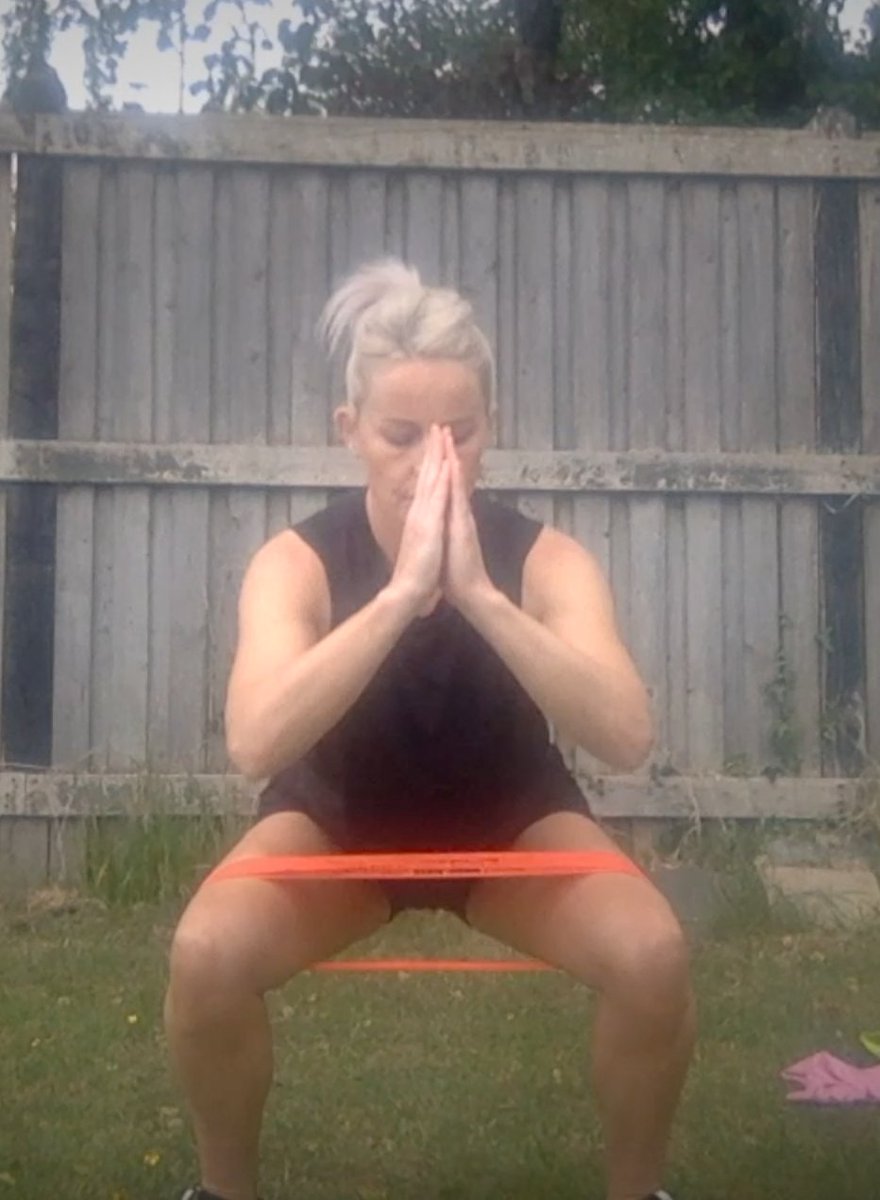 LadiesFootball's tweet image. 📹VIDEO 

😅 Are you ready to sweat? 

💪It’s time for some HIIT with @WexLadiesFoot's @BernieBreen! 

Make sure to warm up beforehand and go at your own pace! 

Full workout 👉 bit.ly/2MKFW3C

This one will get the heart pumping! ♥️