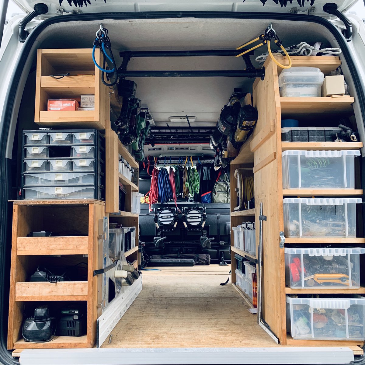 桑名住建 1年に一度の大仕事 仕事車の車検のため この大量の道具 棚すべて降ろすようなのです 週末 大事な仕事が控えているので戻ってきたら急いで現状復旧します 道具なしでは家を作れないので仕方ないですね T Co Ffsbcpc1f4 Twitter