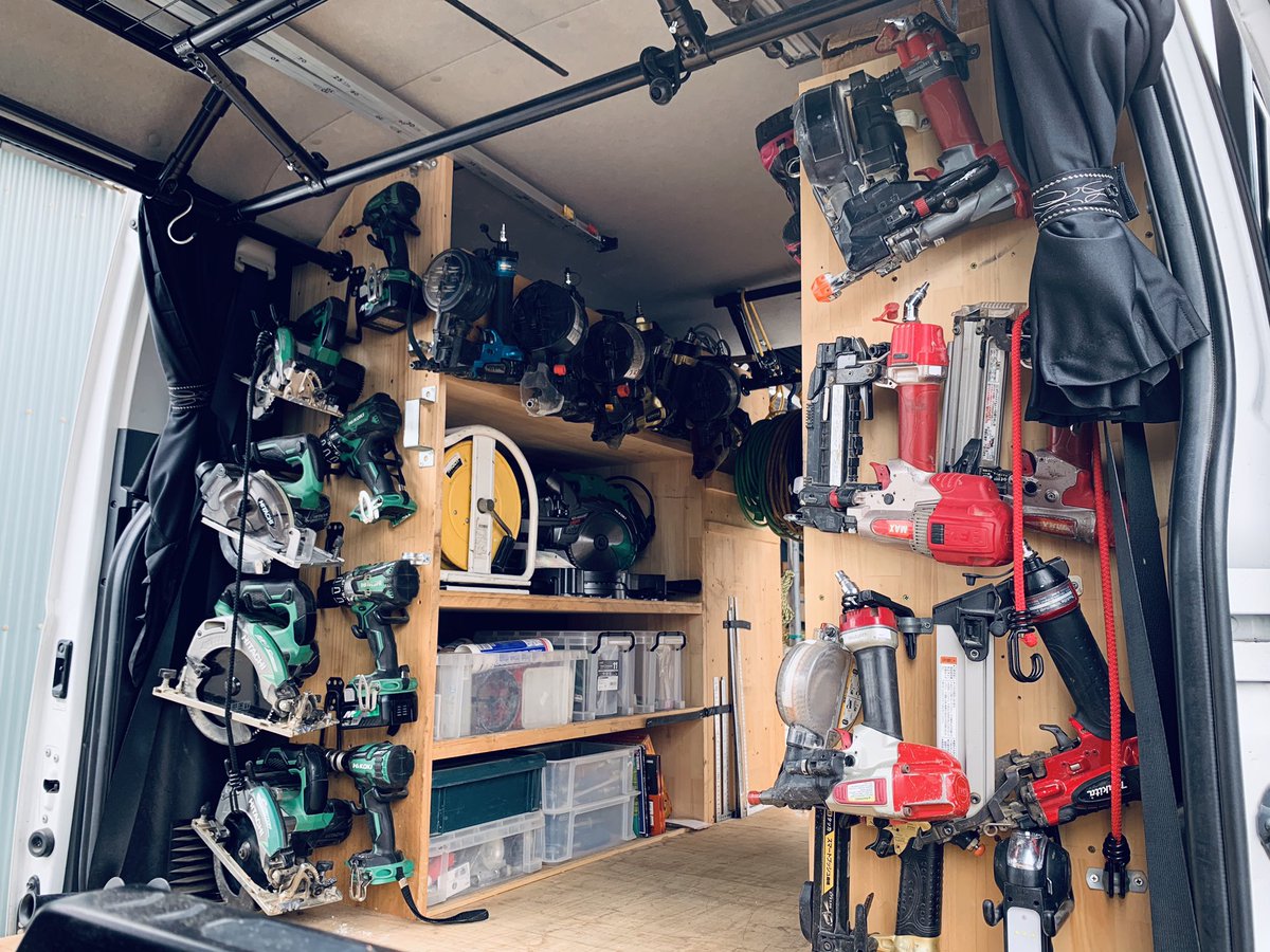 桑名住建 1年に一度の大仕事 仕事車の車検のため この大量の道具 棚すべて降ろすようなのです 週末 大事な仕事が控えているので戻ってきたら急いで現状復旧します 道具なしでは家を作れないので仕方ないですね