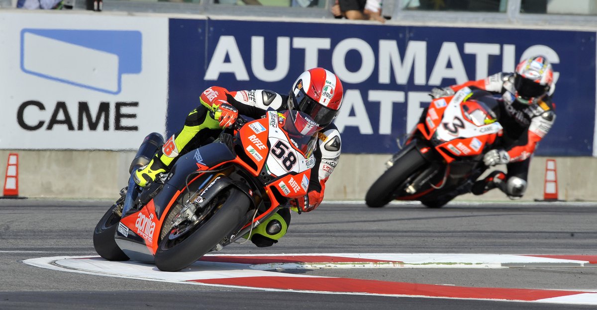 WorldSBK's tweet photo. 🙌 9 🙌

Simoncelli’s showstopping Imola: Hard passes, big curly hair and buckets of charisma, Marco Simoncelli’s presence in WorldSBK may have been short, but it was successful. 

🙏Thanks for the wildcard podium, Marco 

📃 FULL ARTICLE | #WorldSBK 
https://t.co/roZwa852Pj https://t.co/LdutqiQCjn