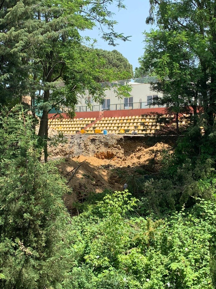 Guldenay007's tweet photo. Tenis federasyonu poligon mahallesindeki tesislerinde büyük seyirci kapasiteli bir kort inşa ediyor. Ancak Bunu yaparken 20-30 yıllık ağaçları da yok etti. Hala çevreye zarar vermeden inşaat yapmayı öğrenemedik. 
@SariyerBelediye @TenisFederasyon https://t.co/S9B19G68PQ
