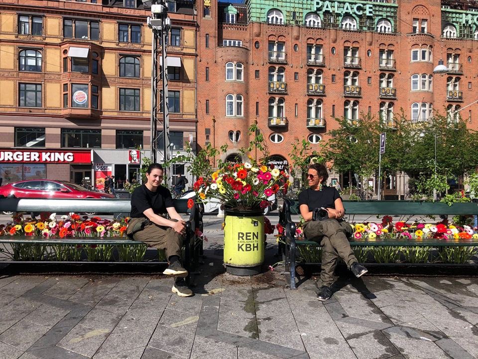 Our gerberas coloured the city of #Copenhagen! Thanks to photographer Stine Heilmann and floral designer Annette von Einem. They wanted to give Copenhagen hope with beautiful flowers, after spending many weeks in isolation because of corona. ♥️ #copenhagenwrappedinflowers