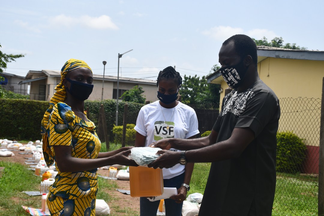 southsaharan's tweet photo. Dr. Stanley Ilechukwu, ED @southsaharan handing over @VSFNigeria palliatives to household members from Enugu South L.G.A
#VSFCovid19Intervention
#SSDOProgram
#COVID19Nigeria
#COVID__19
#MondayMotivation https://t.co/X3JpZK6y9u