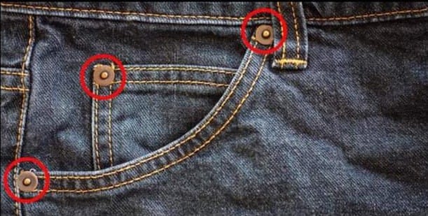 Attenzione!! FATE GIRARE!!!
Se hai dei bottoni del genere vicino le tasche dei jeans non esitare a tagliarle. Sono dei microchip con nanoparticelle Covid 19 5G, introdotto dall'Ordine Mondiale Nascosto per controllarti e farti ammalare.
Bastardih, tutti devono sapere!