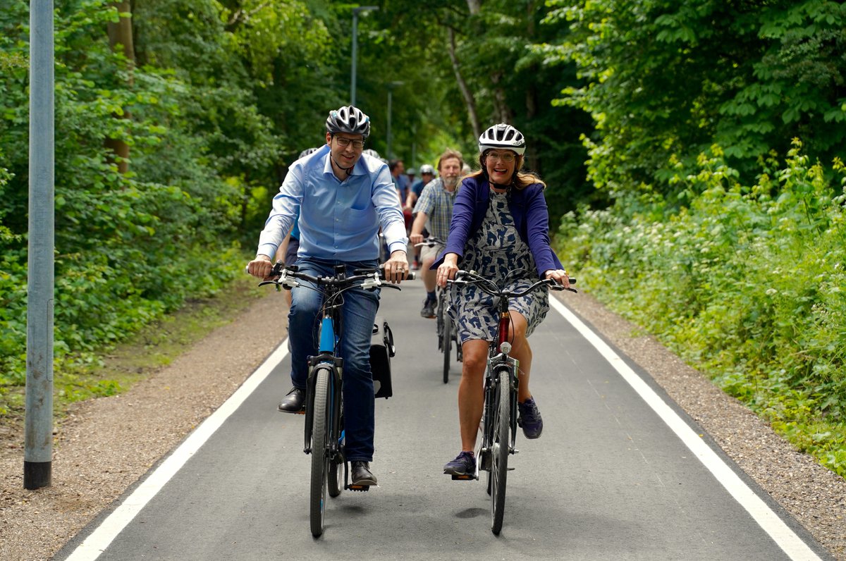 Pottblog's tweet photo. 2/ [...] offiziell (nur offiziell...) erste Fahrt gen Dahlhausen und Ruhr unternahmen Nina Frense (SPD), Beigeordnete @rvr_ruhr für den Bereich Umwelt, und @thomas_eiskirch (SPD), Oberbürgermeister der Stadt #Bochum. Grundsätzlich wird [...] #Springorumtrasse #Springorumradweg https://t.co/2dQbfKmzAB