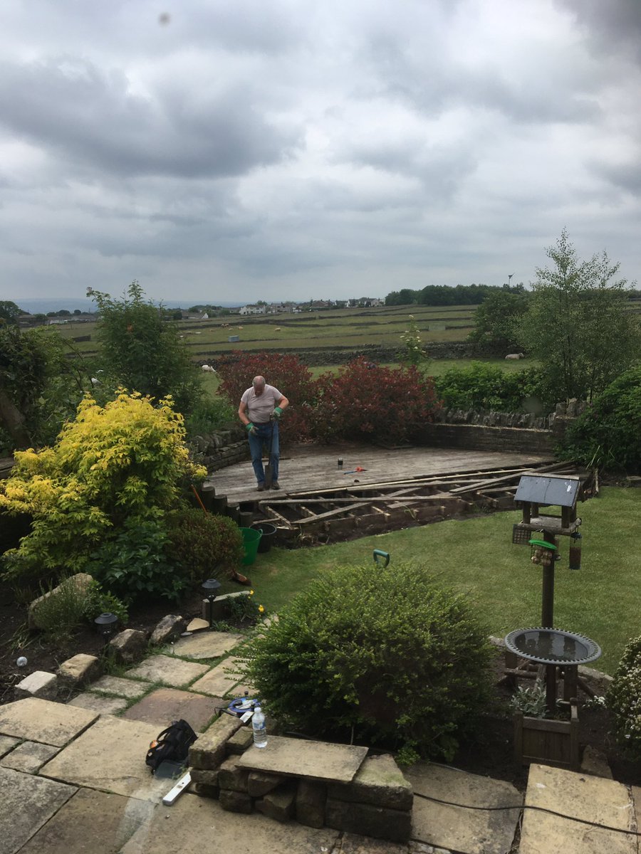RCBridgestock's tweet image. I’m in the office not five minutes... 😎#lockdownprojects #Gardenscapes #TuesdayMorning #Yorkshire