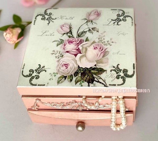 IuliiaArt's tweet image. Excited to share the latest addition to my #etsy shop: Autumn wedding bride box gift for women jewelry box with mirror and 4 compartments for rings, brooches, chains, pendants #wedding #weddingkeepsakebox #weddingboxkeepsake #bridegiftbox #bridebox etsy.me/30oPnxJ